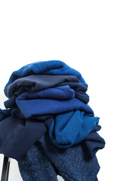 Montón Suéteres Lana Azul Cachemira Sobre Taburete Madera Aislado Sobre — Foto de Stock