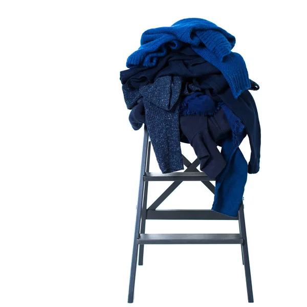 Montón Suéteres Lana Azul Cachemira Sobre Taburete Madera Aislado Sobre — Foto de Stock