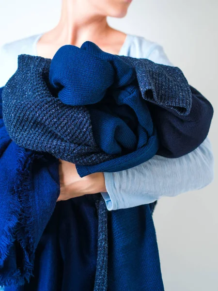 바탕에 파란색 캐시미어 스웨터의 여자의 보기를 닫습니다 — 스톡 사진