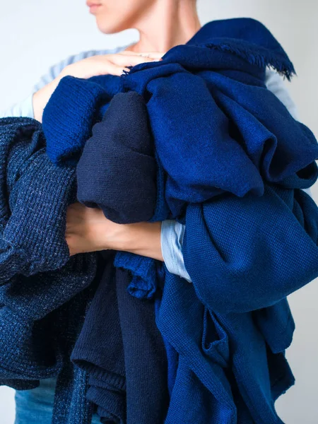 Vista Cercana Mujer Sosteniendo Montón Suéteres Lana Azul Cachemira Sobre — Foto de Stock