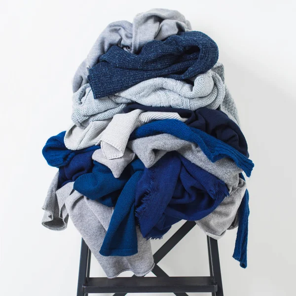 Chaotischer Haufen Grau Blauer Wollpullover Auf Hocker Vor Weißem Hintergrund — Stockfoto