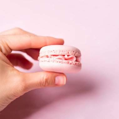 Acıbadem kurabiyesi pastel pembe tutan kadın el görünümü Kapat