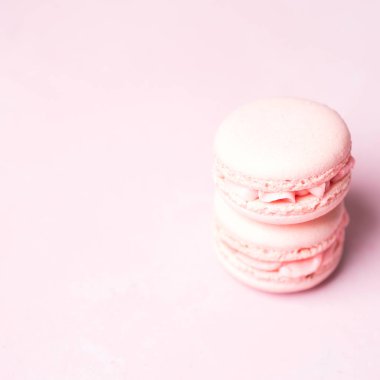 Yığın üzerinde pastel pembe taze çilek macaroons