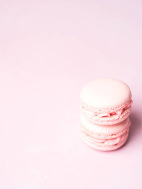 Yığın üzerinde pastel pembe taze çilek macaroons