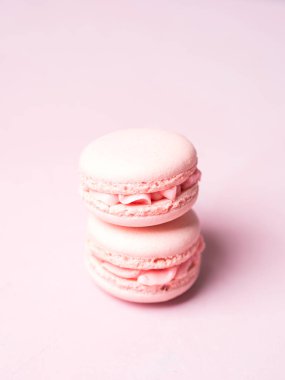Yığın üzerinde pastel pembe taze çilek macaroons
