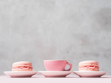 taş gri arka plan üzerinde taze çilek macaroons ile çay servis