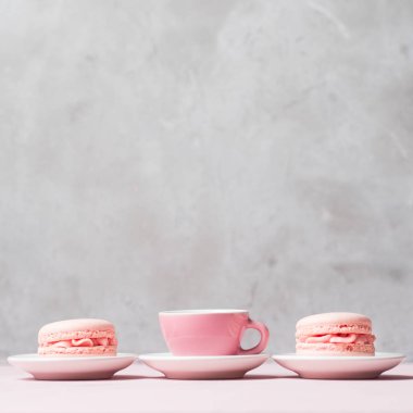 taş gri arka plan üzerinde taze çilek macaroons ile çay servis