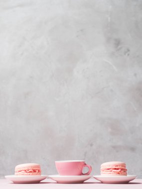 taş gri arka plan üzerinde taze çilek macaroons ile çay servis