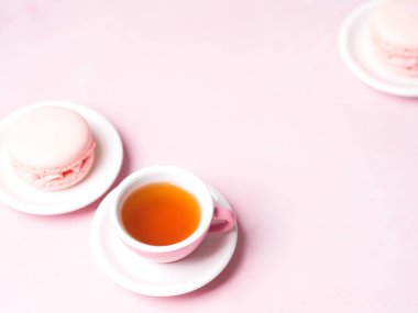 pastel pembe üzerinde taze çilek macaroons ile çay servis