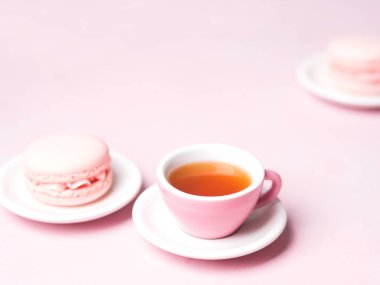 pastel pembe üzerinde taze çilek macaroons ile çay servis