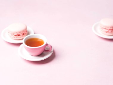 pastel pembe üzerinde taze çilek macaroons ile çay servis