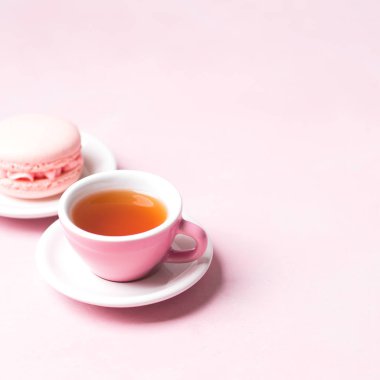 pastel pembe üzerinde taze çilek acıbadem kurabiyesi ile servis çay görünümünü kapat