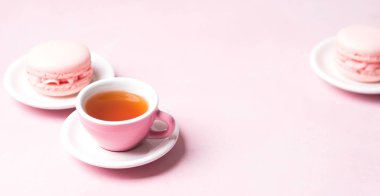 pastel pembe üzerinde taze çilek macaroons ile çay servis