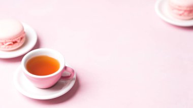 pastel pembe üzerinde taze çilek macaroons ile çay servis