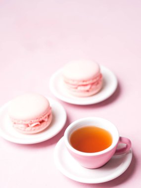 Pastel pembe üzerinde taze çilek macaroons ile servis çay görünümü Kapat