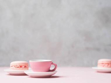 taş gri arka plan üzerinde taze çilek macaroons ile çay servis