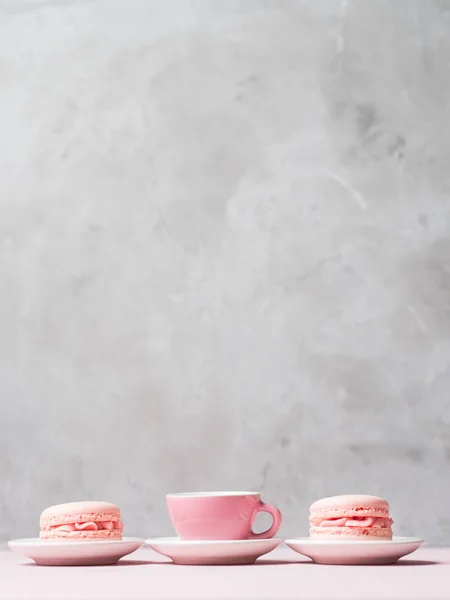 Чашка Чая Свежими Клубничными Макаронами Каменном Сером Фоне — стоковое фото