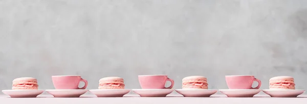 Rij Van Verse Aardbeien Bitterkoekjes Kopjes Thee Grijze Stenen Achtergrond — Stockfoto