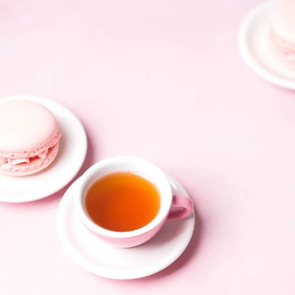 Tasse Thé Servi Avec Des Macarons Fraises Fraîches Sur Fond — Photo