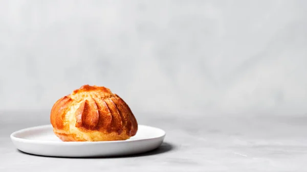 Profiterole Francês Com Creme Açúcar Polvilhado Placa Branca Sobre Fundo — Fotografia de Stock