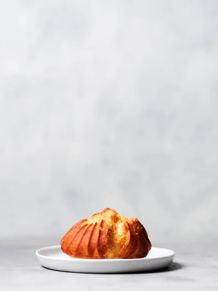 Profiterole Francês Com Creme Açúcar Polvilhado Placa Branca Sobre Fundo — Fotografia de Stock