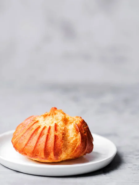 French Profiterole Custard Sprinkled Powdered Sugar White Plate Gray Background — Stock Photo, Image