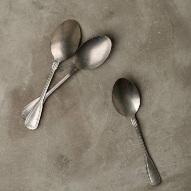 Vintage gümüş kaşık gri beton zemin üzerine