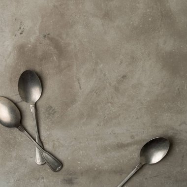 Vintage gümüş kaşık gri beton zemin üzerine