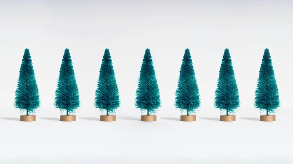 白色背景 圣诞节和新年概念的一排小型人造圣诞树 — 图库照片