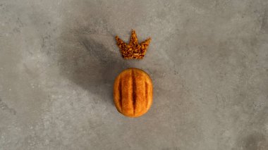 Ceviz ile kırıntıları beton zemin üzerine yapılmış taç şeklinde çerezinin üstten görünüm