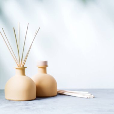 Aroma reed koku difüzör rattan ile ışık gri arka plan üzerinde sopa