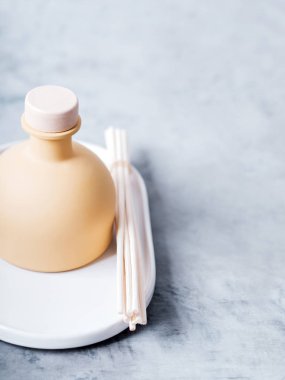 rattan aroma reed koku difüzör ışık gri arka plan üzerinde sopa