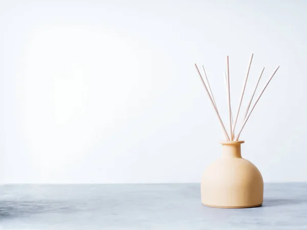 Aroma Reed Geur Plafondrooster Met Rotan Stokken Lichte Grijze Achtergrond — Stockfoto