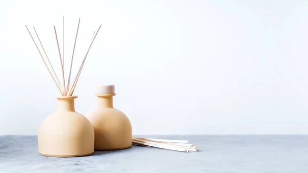 Aroma Reed Geur Diffusoren Met Rotan Sticks Lichte Grijze Achtergrond — Stockfoto