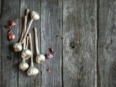 Gri ahşap zemin üzerine sarımsak başkanları üstten görünüm