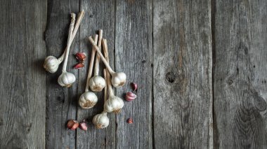 Gri ahşap zemin üzerine sarımsak başkanları üstten görünüm