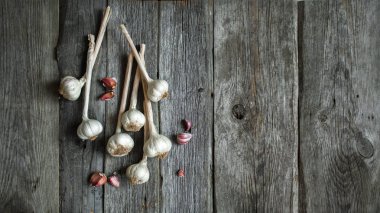 Gri ahşap zemin üzerine sarımsak başkanları üstten görünüm