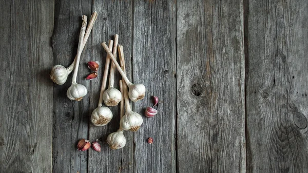 Gri ahşap zemin üzerine sarımsak başkanları üstten görünüm