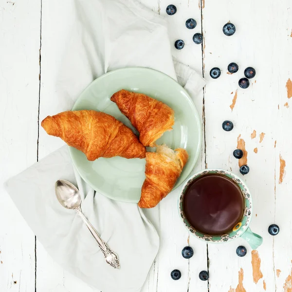 Felülnézet Friss Croissant Szolgálnak Fel Érett Fekete Áfonya Csésze Tea — Stock Fotó