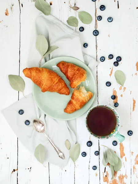 Felülnézet Friss Croissant Szolgálnak Fel Érett Fekete Áfonya Csésze Tea — Stock Fotó