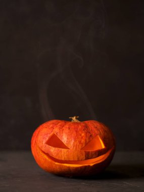 Cadılar Bayramı Balkabağı kafa jack fener koyu arka plan üzerinde duman ile oyulmuş