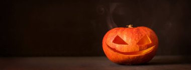 Cadılar Bayramı Balkabağı kafa jack fener koyu arka plan üzerinde duman ile oyulmuş