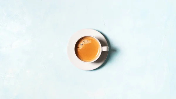 蓝色柔和背景上一杯咖啡浓缩咖啡的顶部视图 — 图库照片