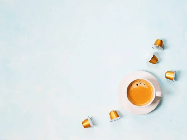 Чашка Кофе Эспрессо Капсулами Голубом Пастельном Фоне — стоковое фото