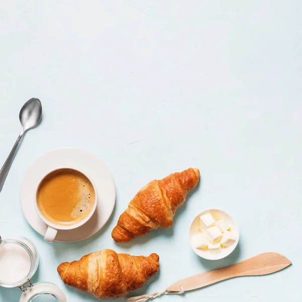 Bovenaanzicht Van Espresso Met Capsules Croissants Boter Blauwe Pastel Achtergrond — Stockfoto