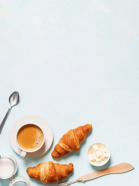Kapszula Croissant Vaj Pasztell Kék Alapon Eszpresszó Csésze — Stock Fotó
