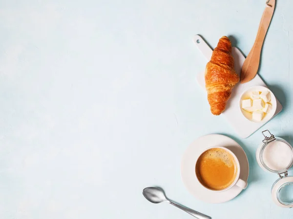 Café Expreso Con Croissant Mantequilla Sobre Fondo Pastel Azul — Foto de Stock