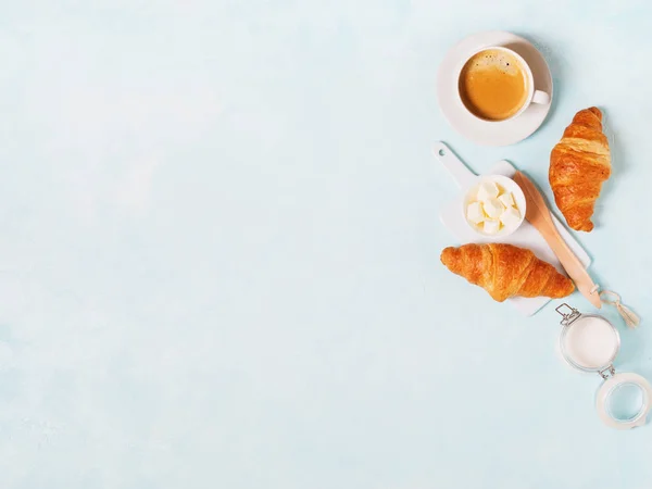 Kapszula Croissant Vaj Pasztell Kék Alapon Eszpresszó Csésze — Stock Fotó