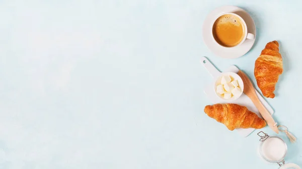 Taza Espresso Con Cápsulas Croissants Mantequilla Sobre Fondo Pastel Azul — Foto de Stock