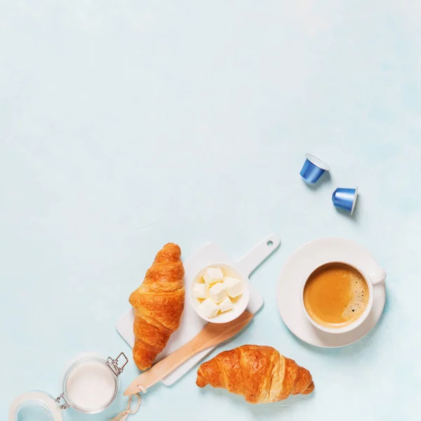 Café Expreso Con Cápsulas Croissants Mantequilla Sobre Fondo Pastel Azul — Foto de Stock
